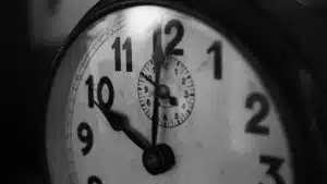clock pointing at 10 and 12